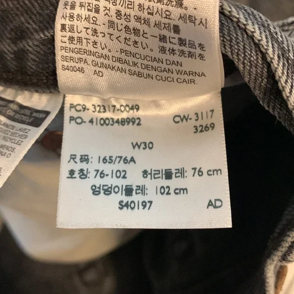 Levi Shorts - Picture 3 of 4